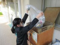 pict-環境委員空き缶つぶし (4)